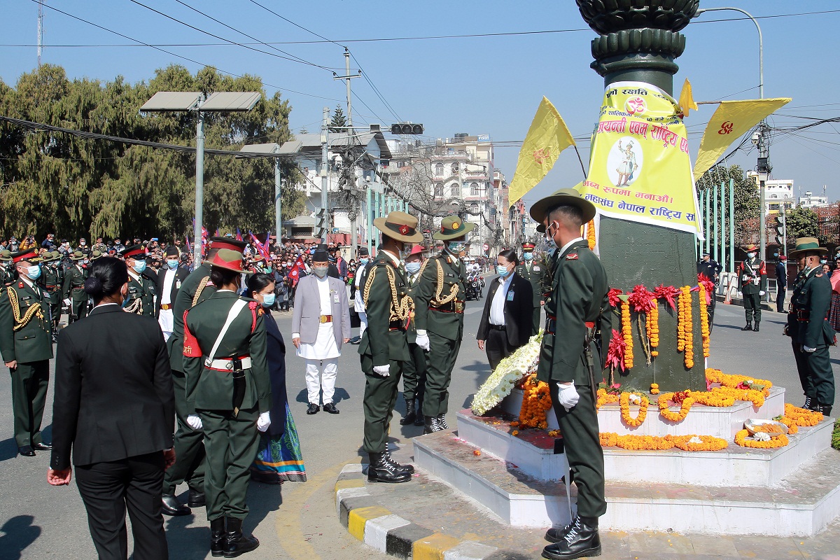 पृथ्वीनारायण शाहको सालिकमा पुष्पहार अर्पण